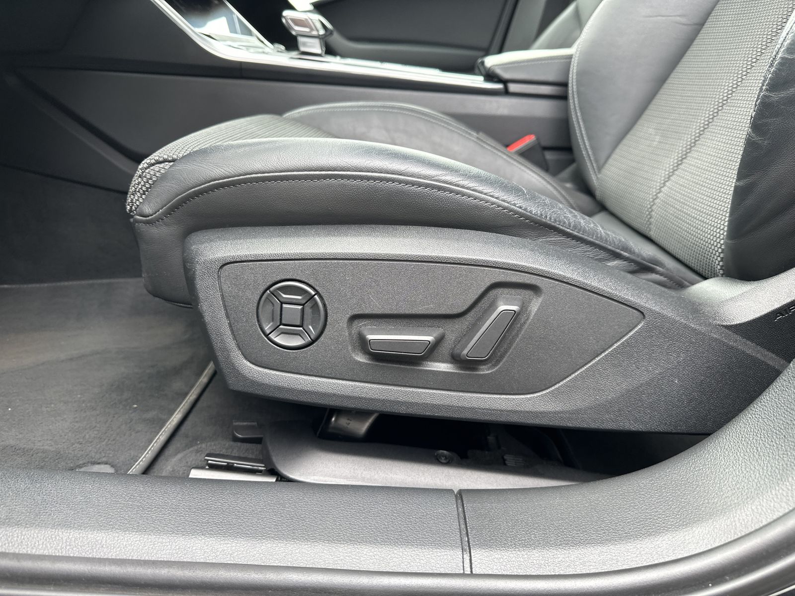 Fahrzeugabbildung Audi A6 45 TDI Qu S-Line Black NAV+MATRIX+PANO+KAMERA