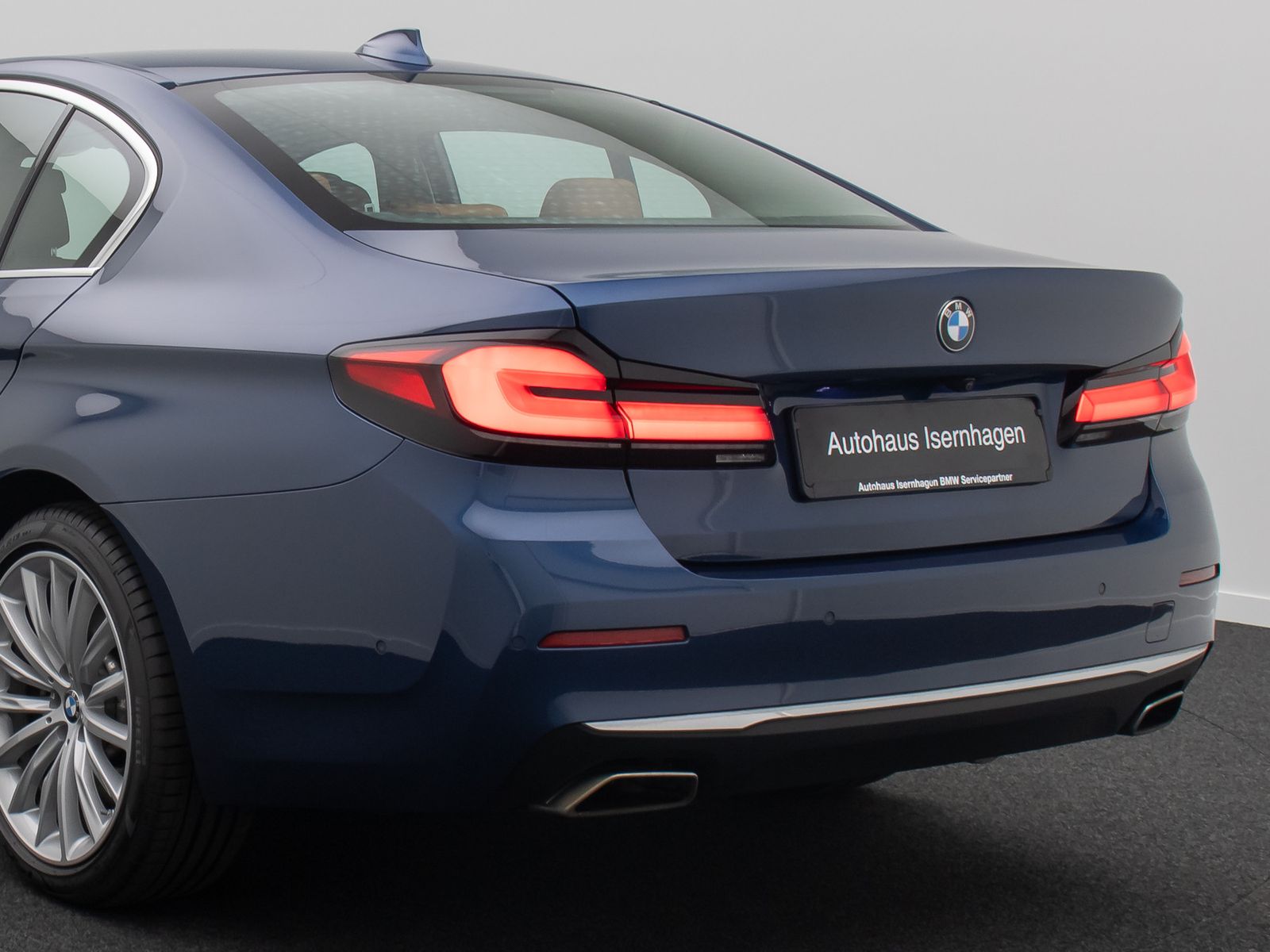 Fahrzeugabbildung BMW 530d xD LuxuryLine H/K DAB Komfort Alarm AHK ACC