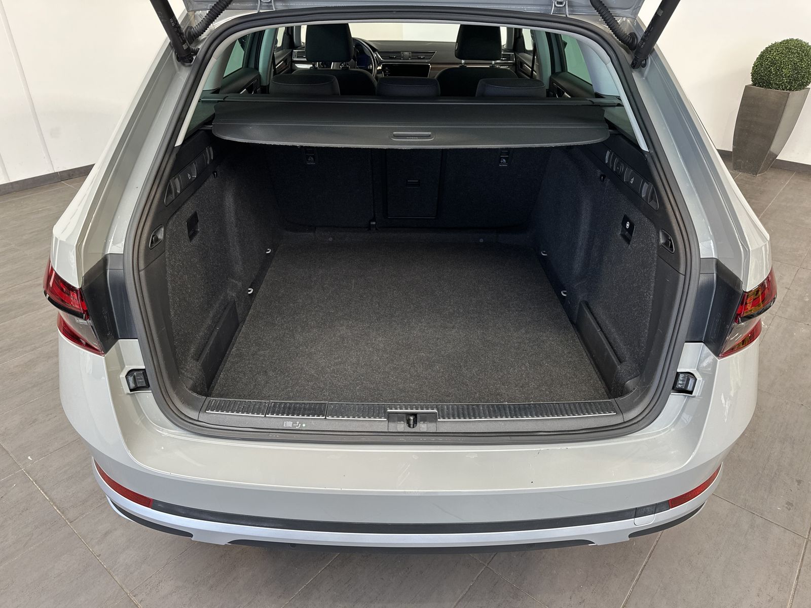 Fahrzeugabbildung SKODA Superb Combi 2.0 TDI 4x4 DSG Scout NAV+LED+AHK