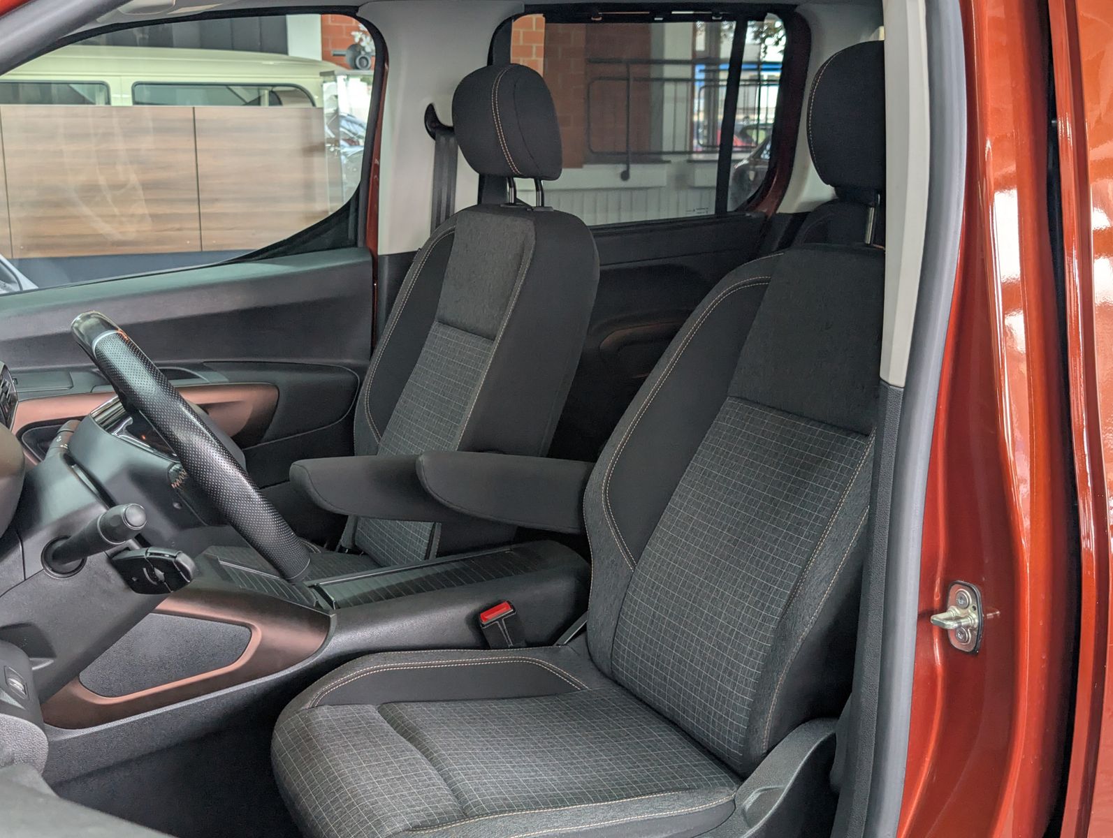 Fahrzeugabbildung Peugeot Rifter GT N1 L1 PANO XENON APP TEMP KAM ALU 17"