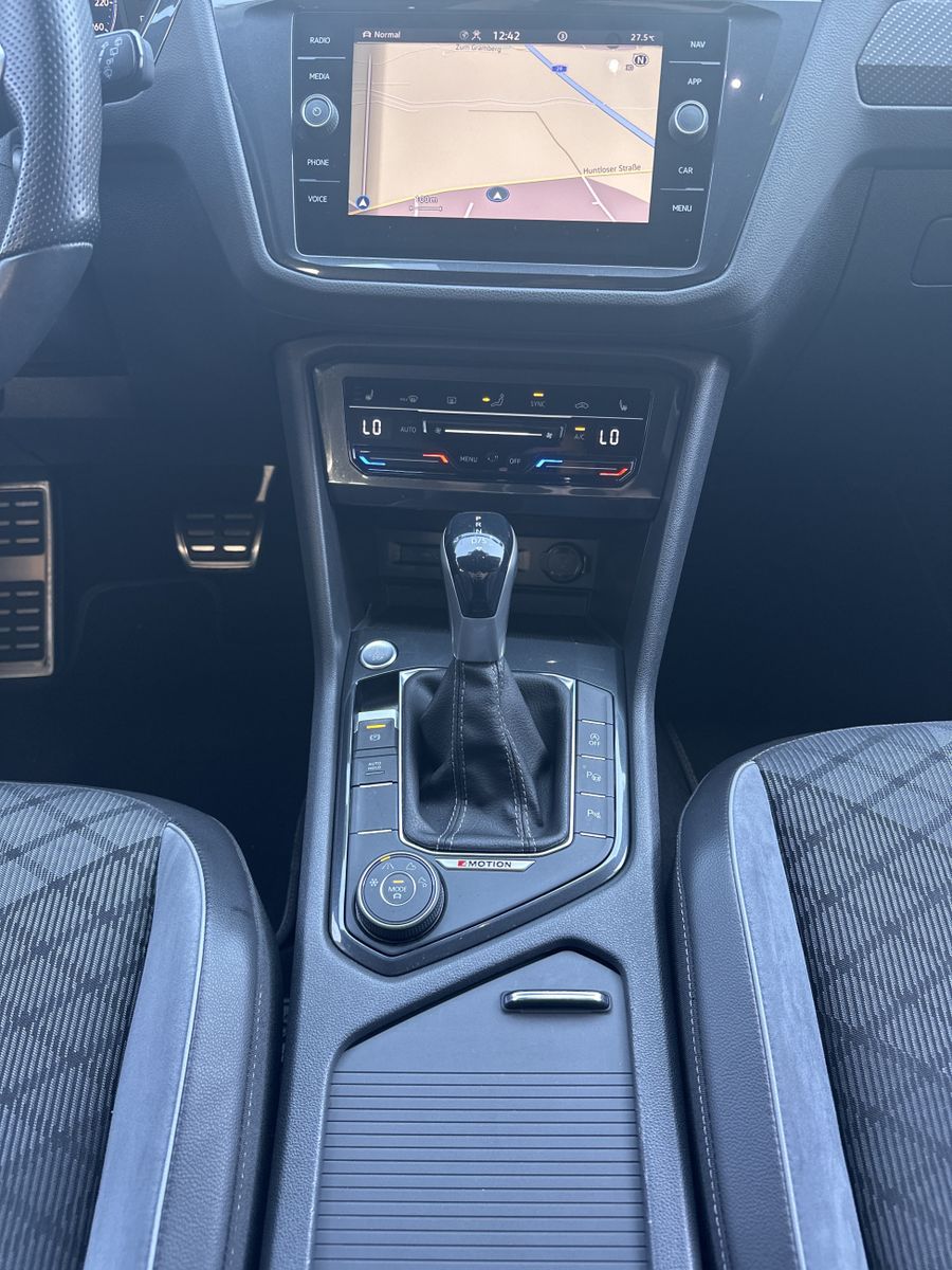 Fahrzeugabbildung Volkswagen Tiguan 4M R-Line Black NAV+MATRIX+ACC+AHK+VCOCKP