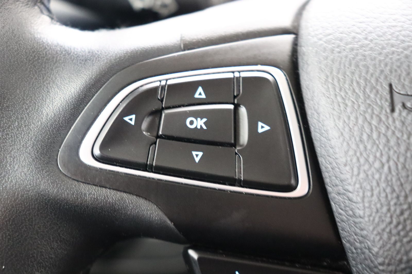 Fahrzeugabbildung Ford C-Max 1.0 * Navi * PDC * SHZ