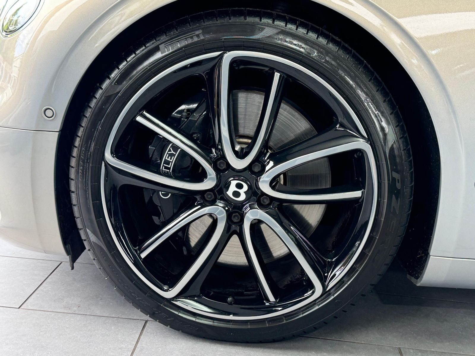 Fahrzeugabbildung Bentley Continental GT 6.0 W12 4WD AKRAPOVIC MASSAGE