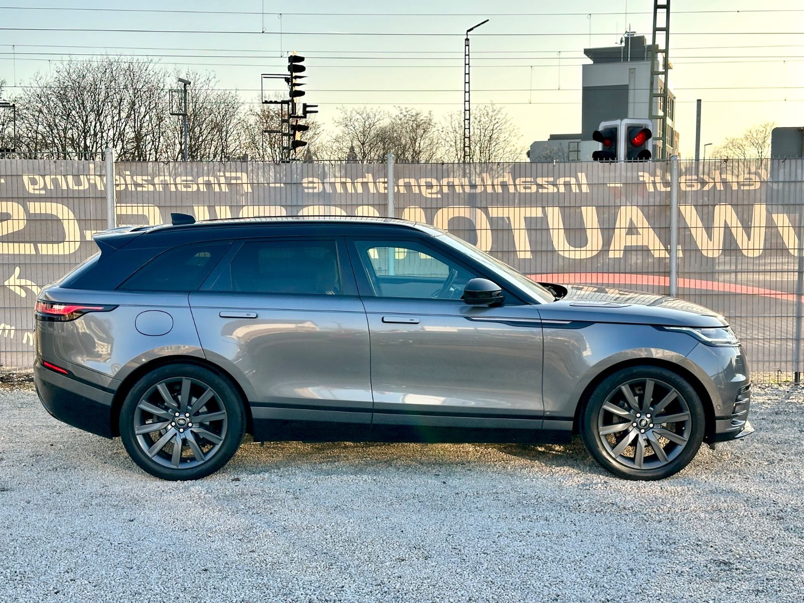 Fahrzeugabbildung Land Rover RANGE ROVER VELAR R-DYNAMIC*PANO+21`LM+MATRIX*