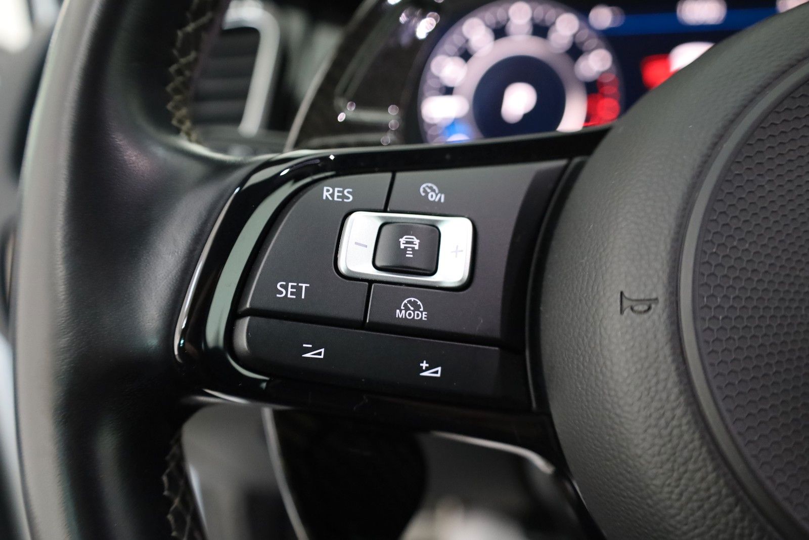 Fahrzeugabbildung Volkswagen Golf VII Lim. R 4M Navi,LED,PDC,Kamera,SH,SR+WR