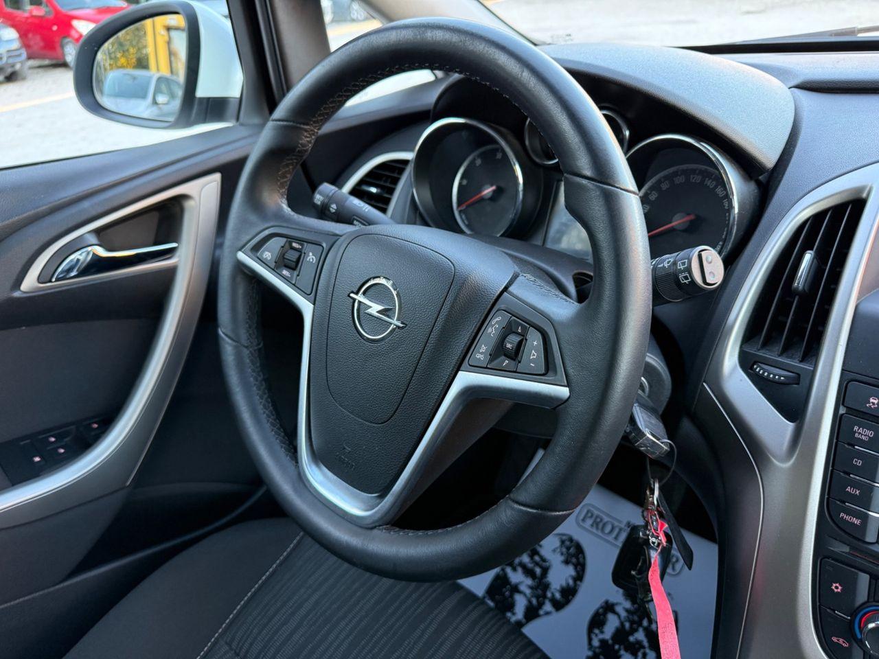 Opel Astra 2011 — photo 13
