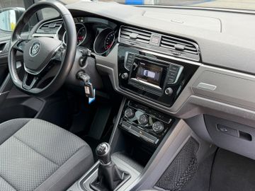 Volkswagen Touran - 11