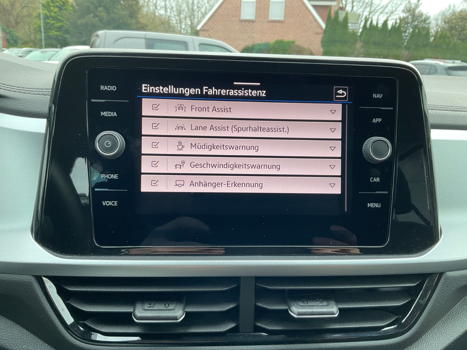 Fahrzeugabbildung Volkswagen T-Roc 1.5 TSI DSG Life,LED,AHK,Navi