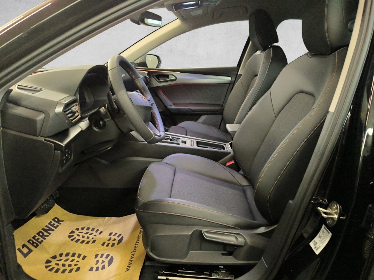 Fahrzeugabbildung CUPRA Leon Tribe eTSI DSG 150 PS Navi, Lichtpaket, AHK