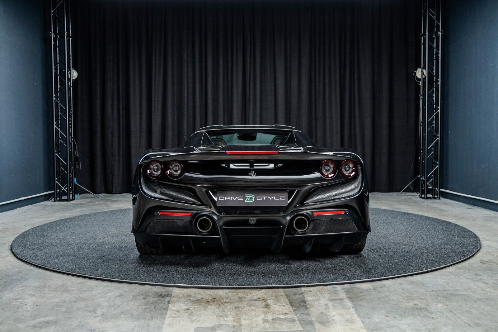 Fahrzeugabbildung Ferrari F8 Spider + Nero Daytona + Carbon + Lift + Garan