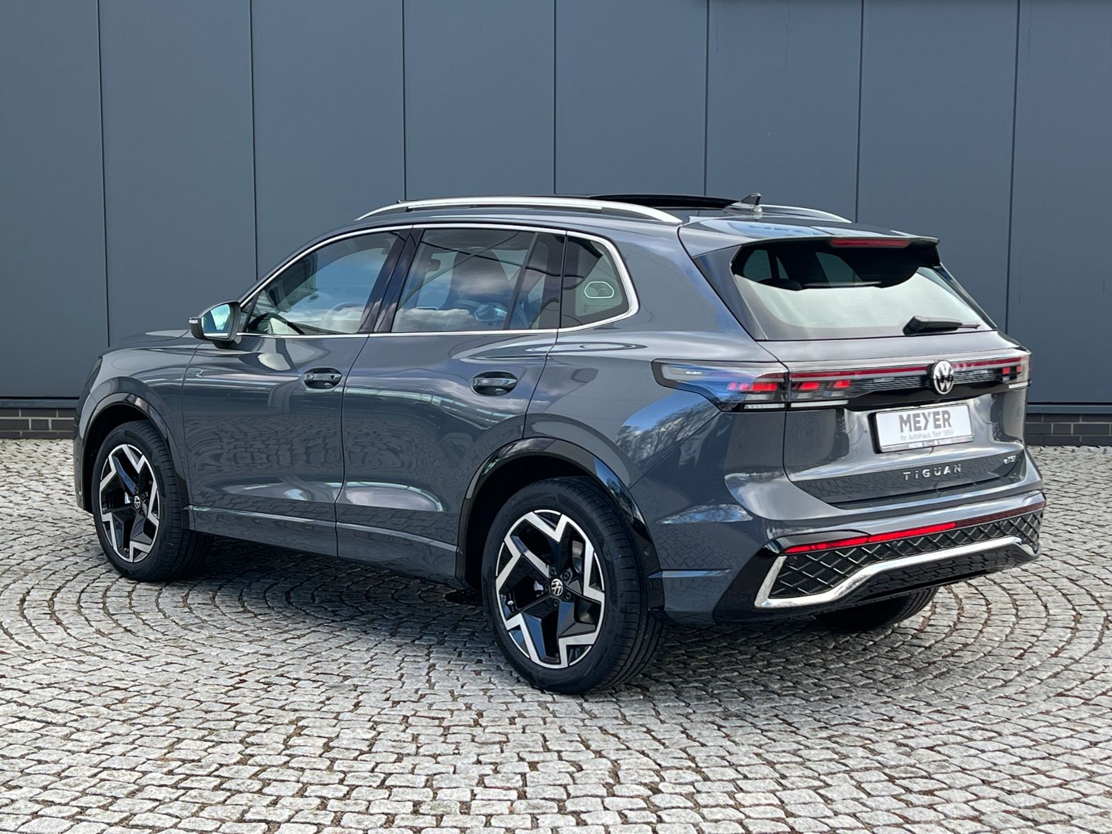 Fahrzeugabbildung Volkswagen Tiguan R-Line 1.5 eTSI DSG *AHK, ACC, IQ.Light,