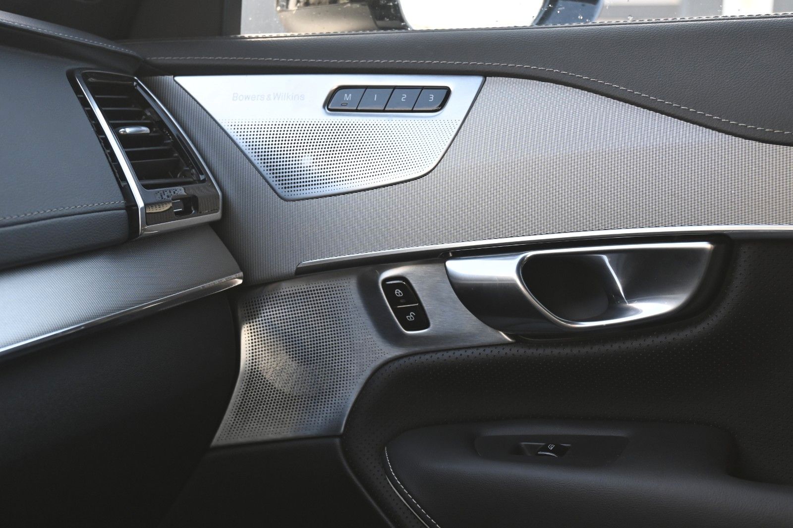 Fahrzeugabbildung Volvo XC90 Ultimate Dark AWD*HUD*360°*LUFT*STDHZG*AHK*