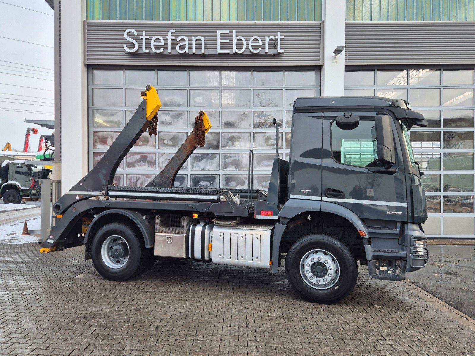 Fahrzeugabbildung Mercedes-Benz Arocs 1832 K 4x2 Palfinger PST14 TEC-25 Funk AHK