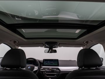 Fahrzeugabbildung BMW 530e xD Pano Kamera DAB HiFi Adapt. Fahrwerk 19"