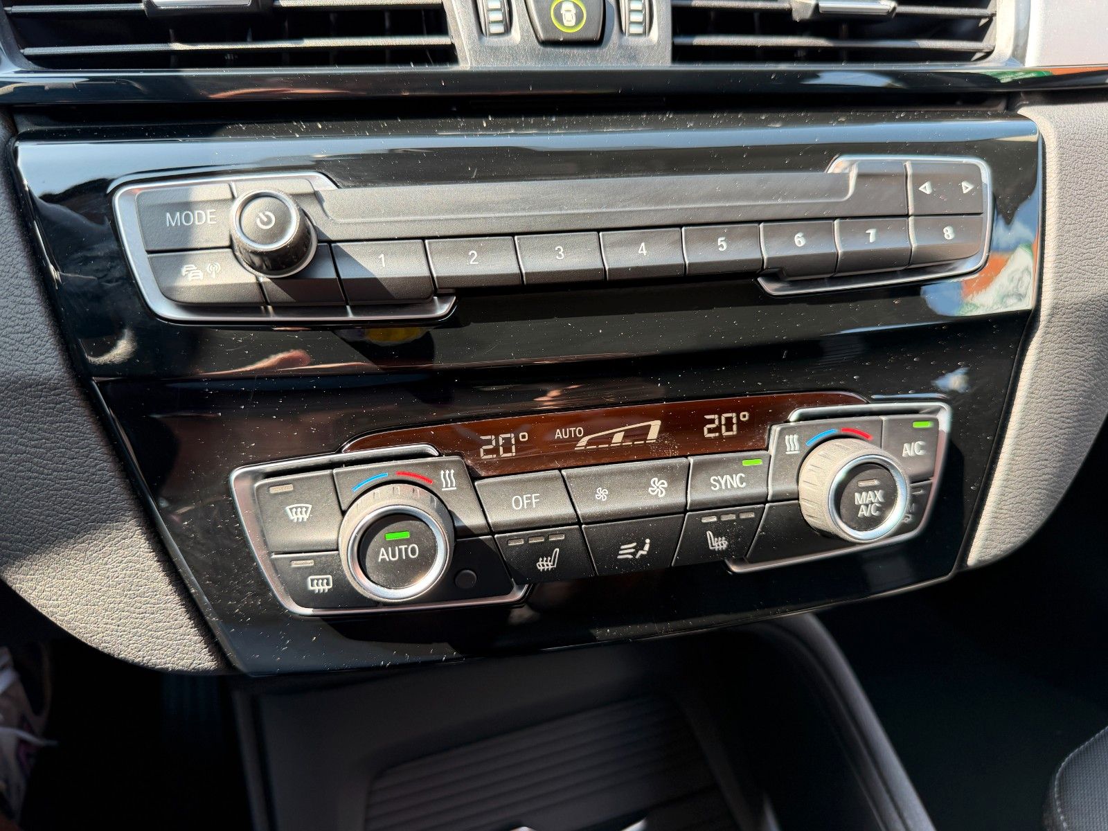 Fahrzeugabbildung BMW X1 xDrive 20 d 1.HD HUD AHK AUTOMATIK LED KAMERA