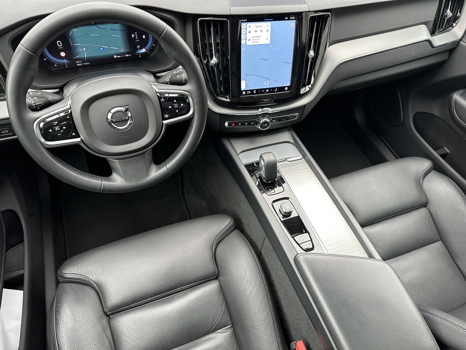 Fahrzeugabbildung Volvo XC60 B4 AWD Plus Dark NAV+LED+ACC+AHK+PANO+VCOCK