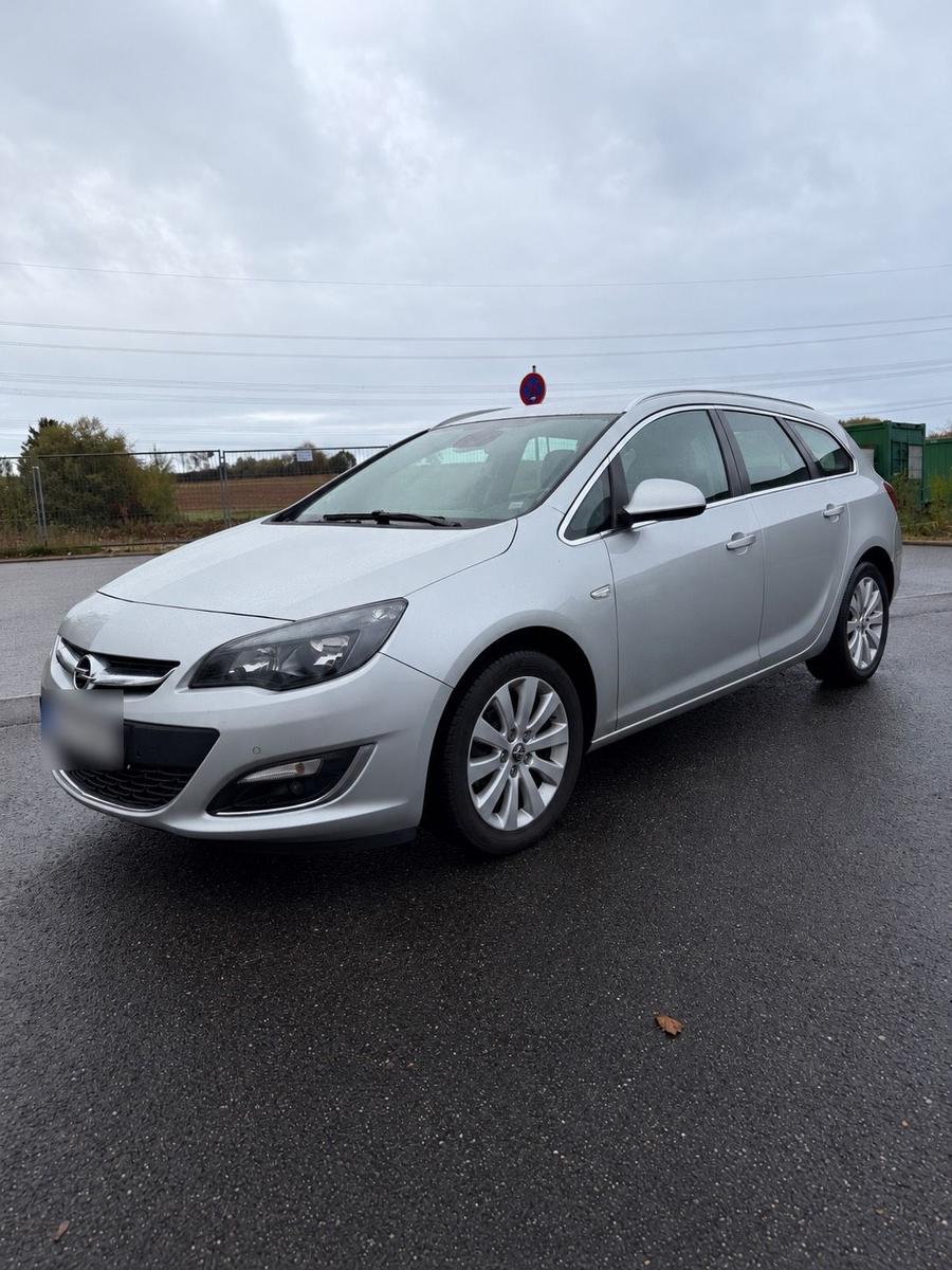 Opel Astra 2015 — салон
