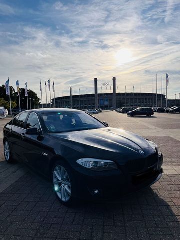 BMW F10 528i Limousine Schwarz 2013