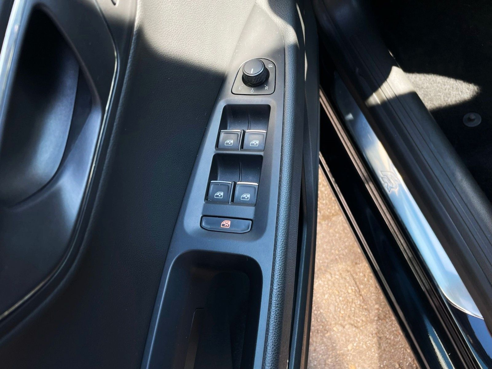 Fahrzeugabbildung SEAT Leon 2.0TDI FR DSG KLIMAAUT LEDER NAVI LED 2.Hd