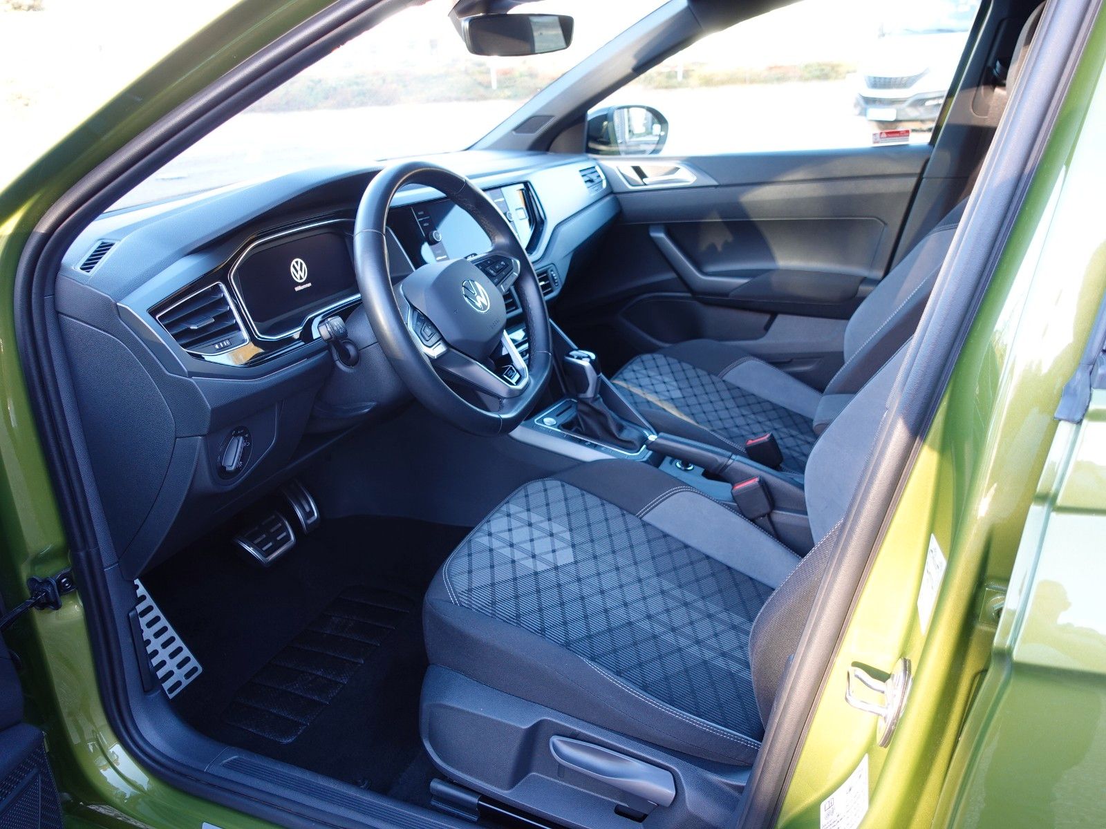 Fahrzeugabbildung Volkswagen Taigo 1.5 TSI DSG R-Line Black Style AHK Assist