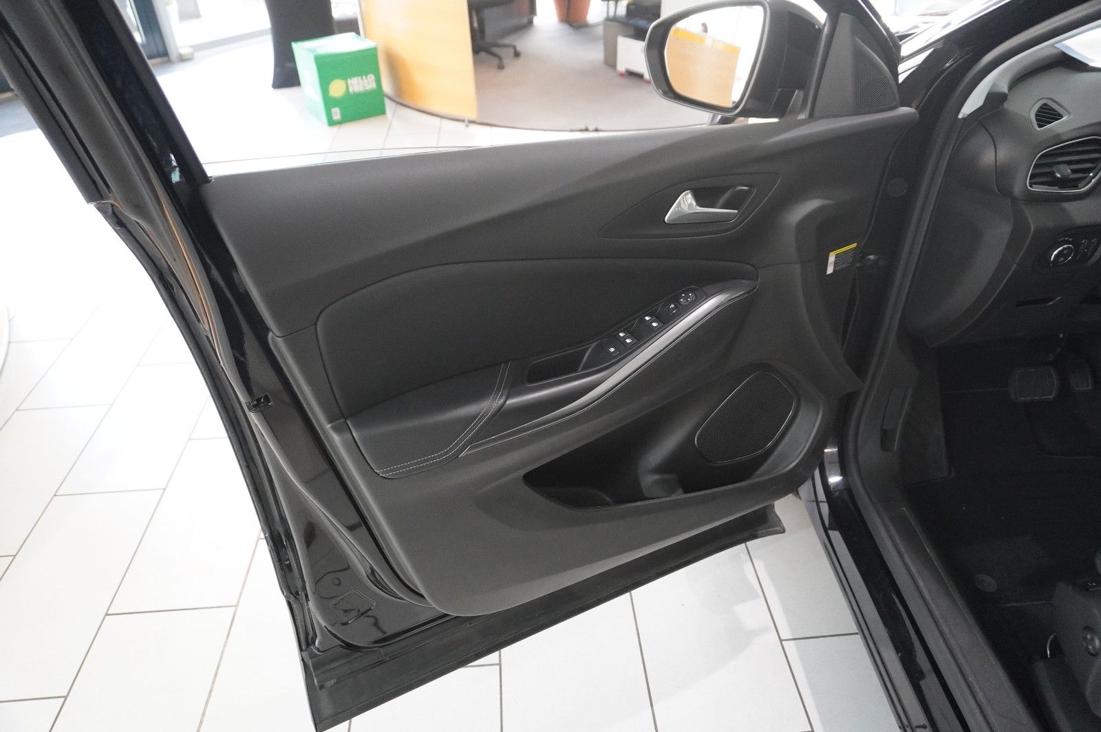 Fahrzeugabbildung Opel Grandland (X) 1.6T HYBRID NAVI/KAMERA/SH/SPORT