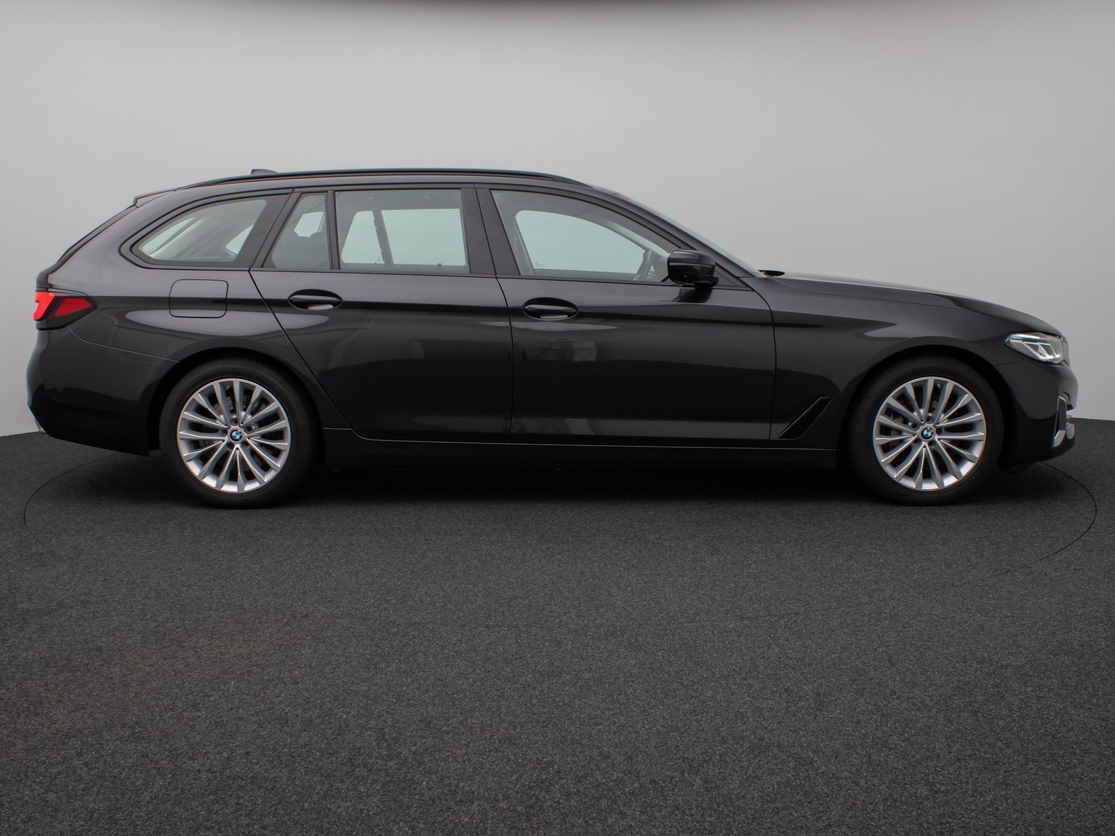 Fahrzeugabbildung BMW 530d xD  LuxuryLine Pano 360°HUD DAB H/K Massage