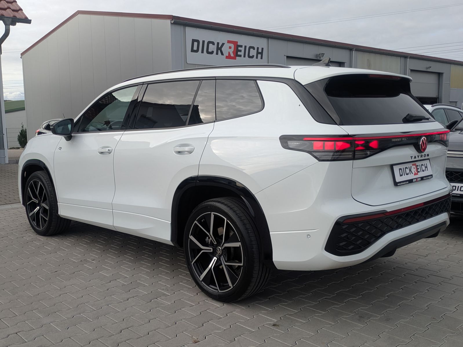 Fahrzeugabbildung Volkswagen Tayron 2.0 TDI 4M R-Line 7Si*MATRIX*AHK*PANO*HUD