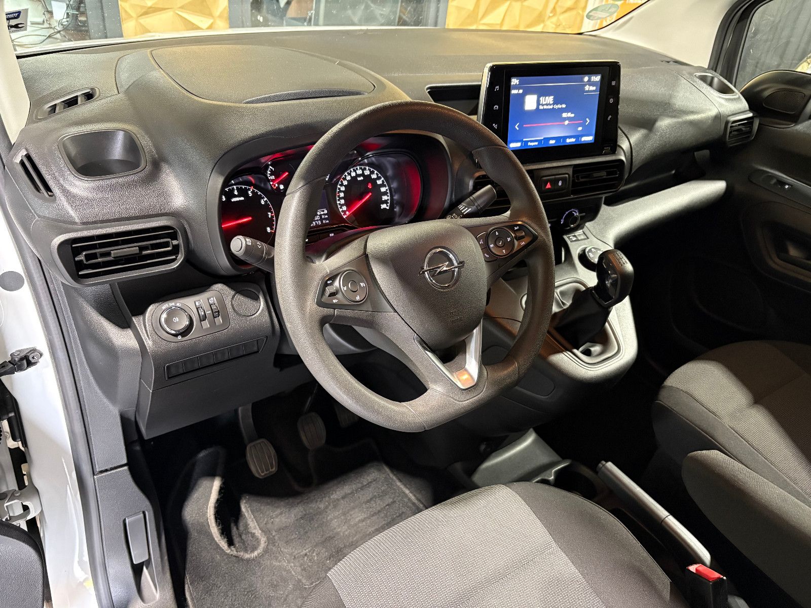 Fahrzeugabbildung Opel Combo E Cargo Edition/2-SITZ/APPLE/AHK/KLIMA