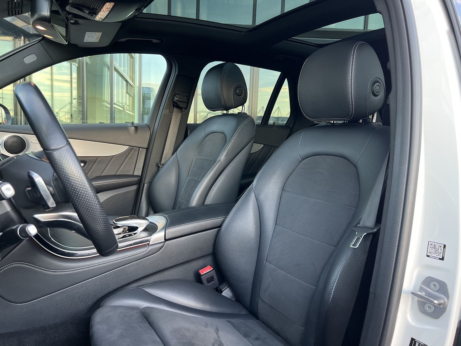 Fahrzeugabbildung Mercedes-Benz GLC 250 4Matic AMG NAVI/LED/AHK/PANO/R-KAMERA