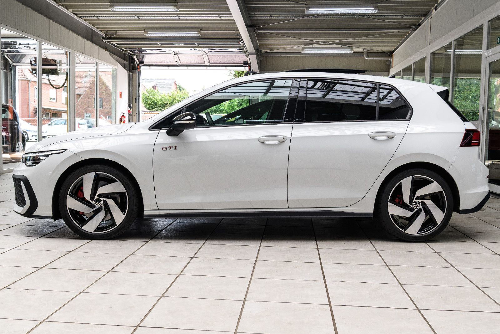 Fahrzeugabbildung Volkswagen Golf VIII GTI DSG LED+PANO+RFK+HuD+BLACK-STYLE