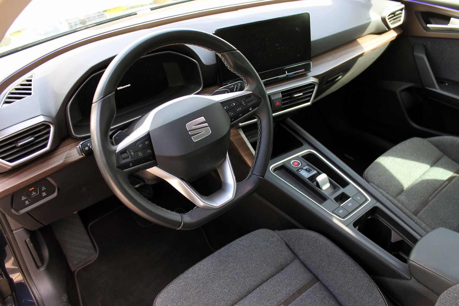 Fahrzeugabbildung SEAT Leon Xcellence 1.5TSI LED ACC KAM PDC AHK SHZ BT