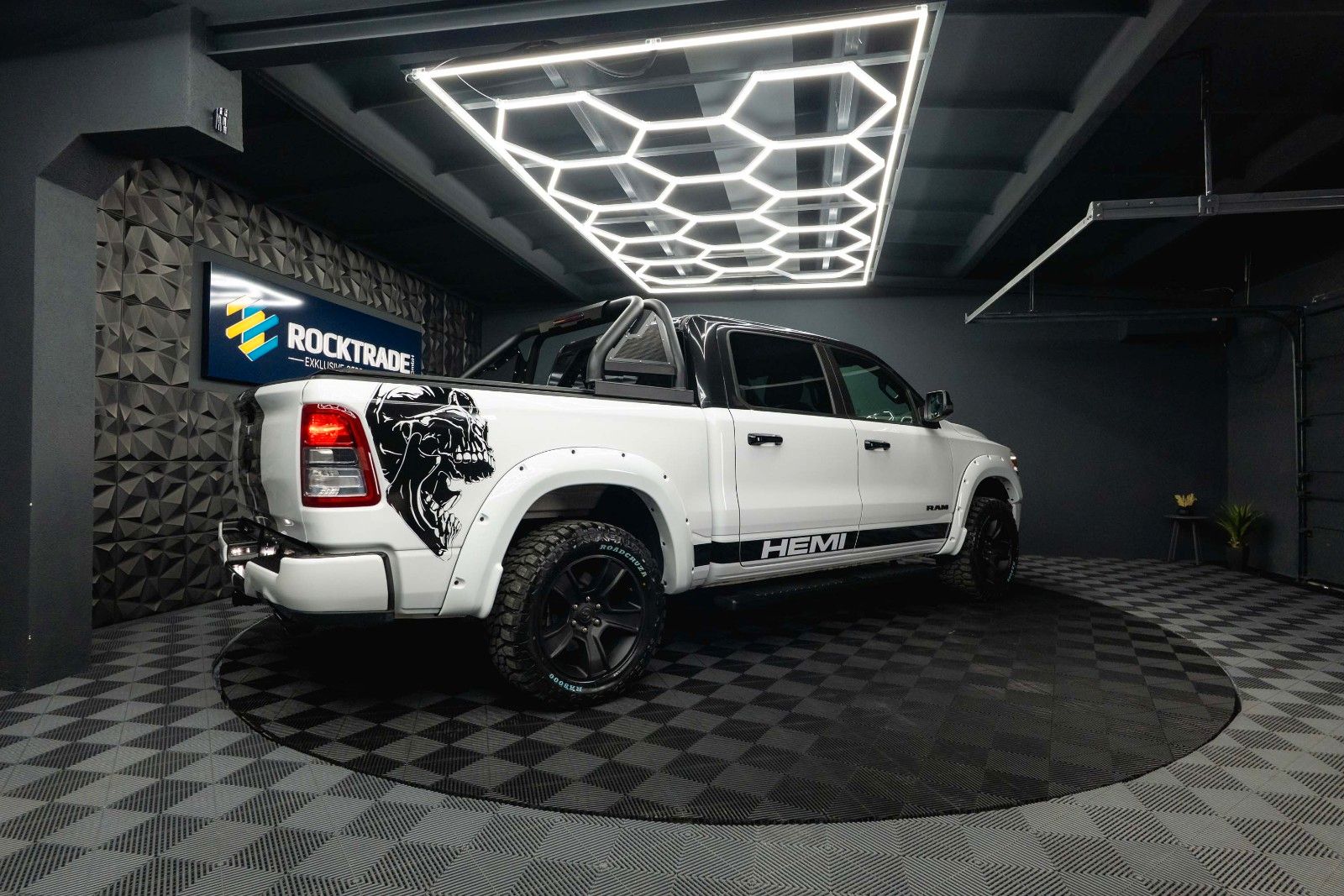 Fahrzeugabbildung Dodge RAM 5.7 V8 HEMI OFFROAD Night Limited 19% LED