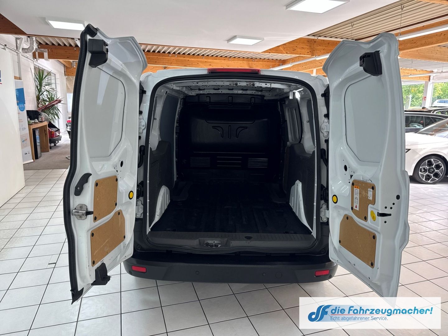 Fahrzeugabbildung Ford Transit Connect Kasten lang Kurvenlicht DAB SHZ