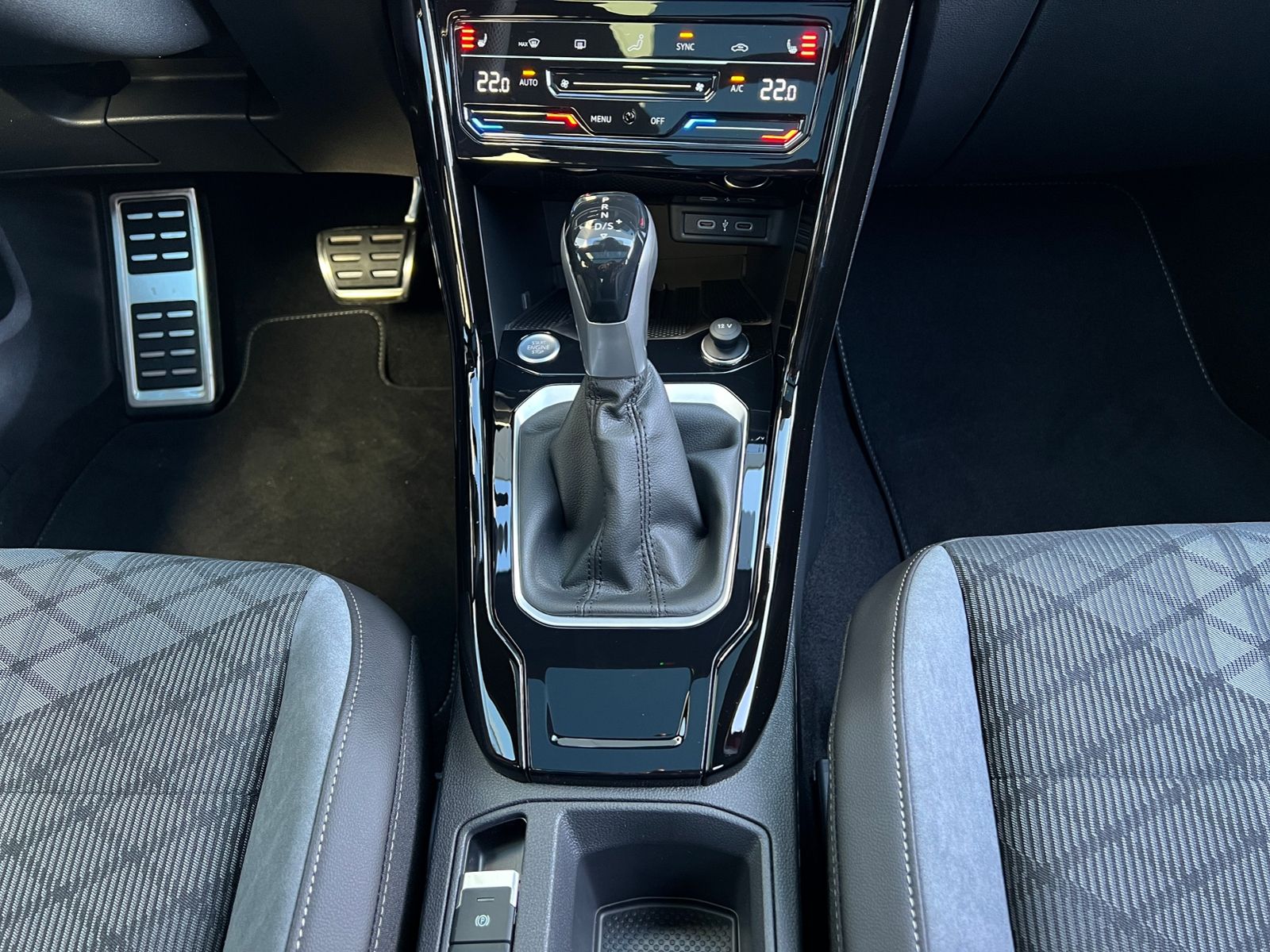 Fahrzeugabbildung Volkswagen T-Roc R-Line 1.5 TSI DSG *AHK, Pano, Black Style