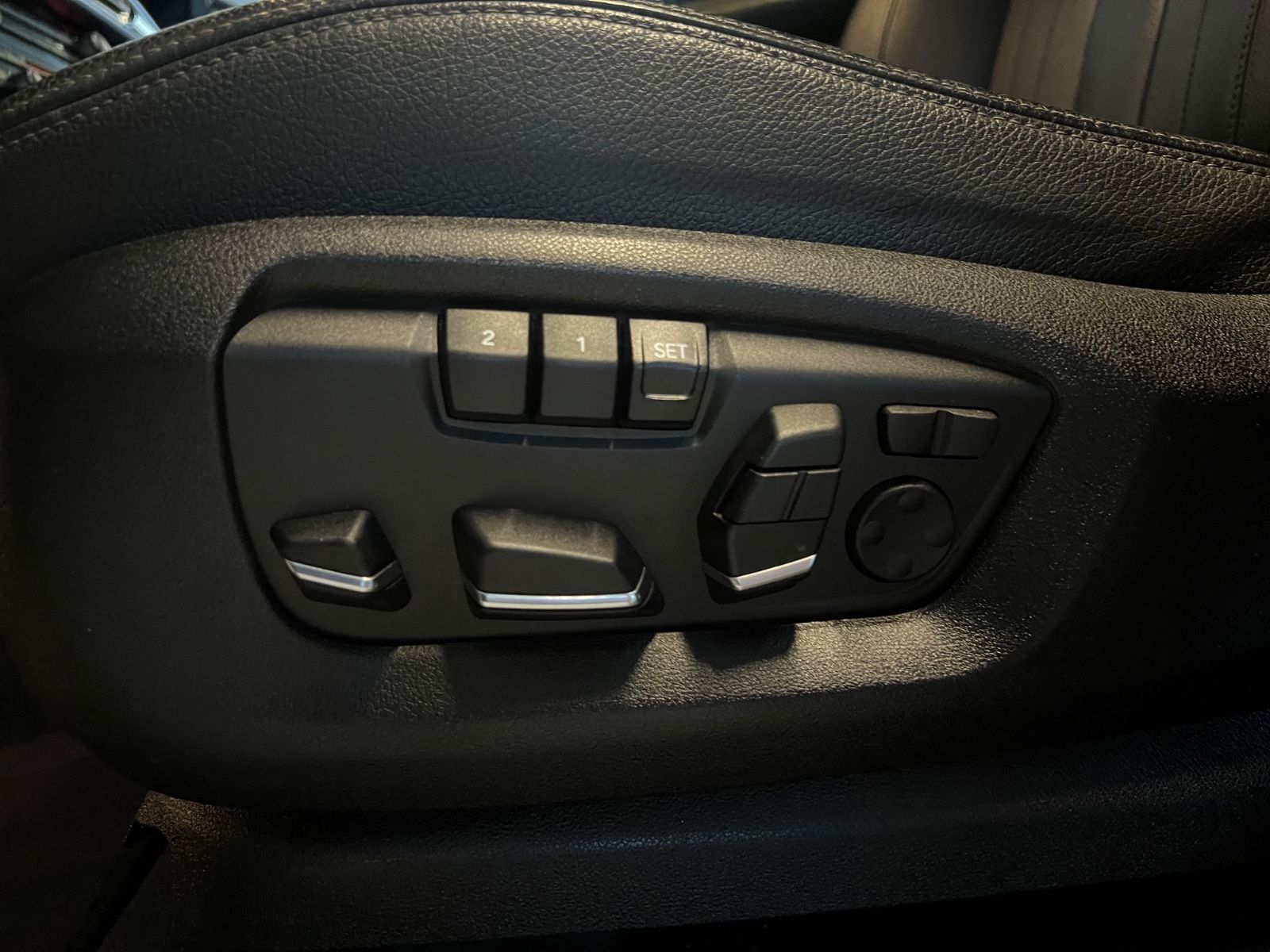 Fahrzeugabbildung BMW X6 xDrive 40 d M Sport Paket *Soft*Schiebedach*