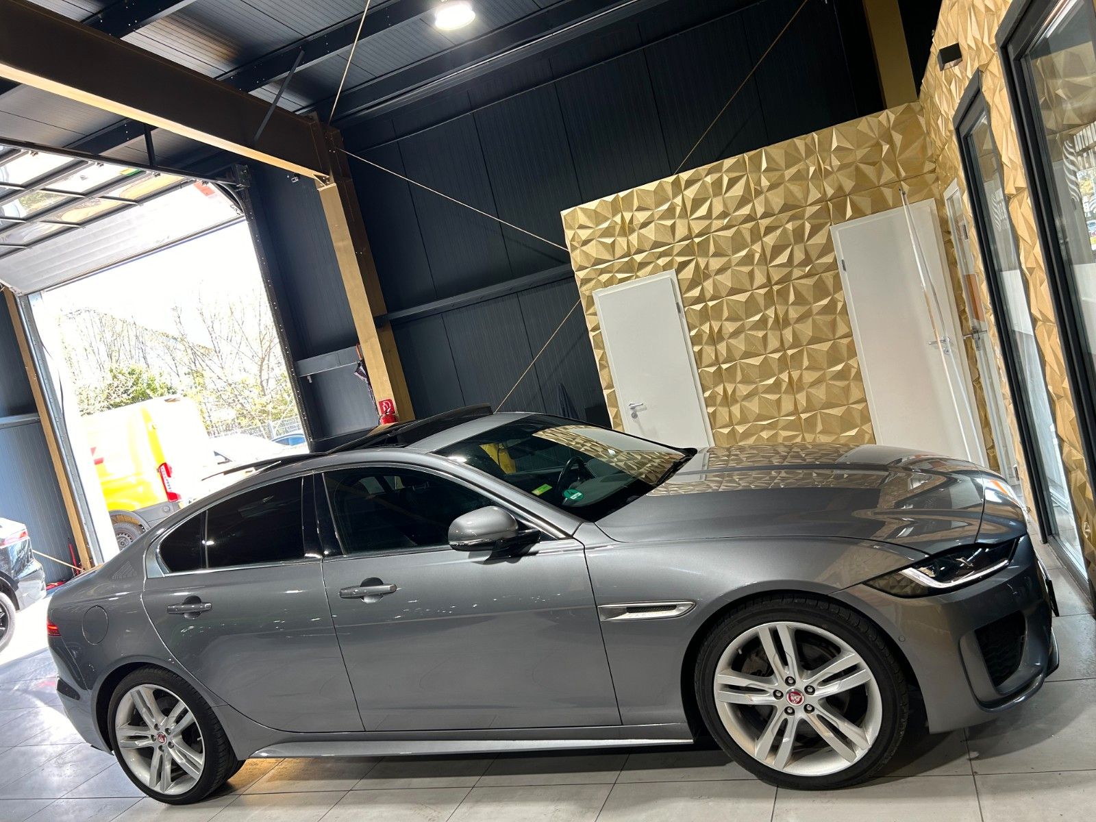 Fahrzeugabbildung Jaguar XE R-Dynamic SE AWD/HEAD-UP/KAMERA/NAVI/APPLE