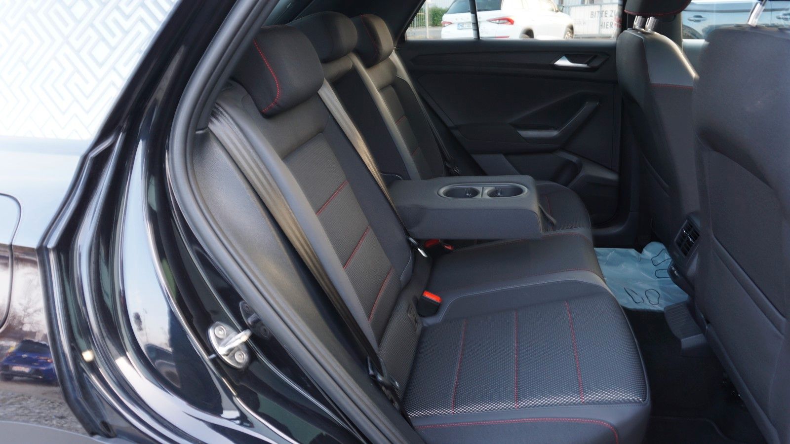 Fahrzeugabbildung Volkswagen T-Roc Sport 4Motion, Kamera, Navi, Pano, Black