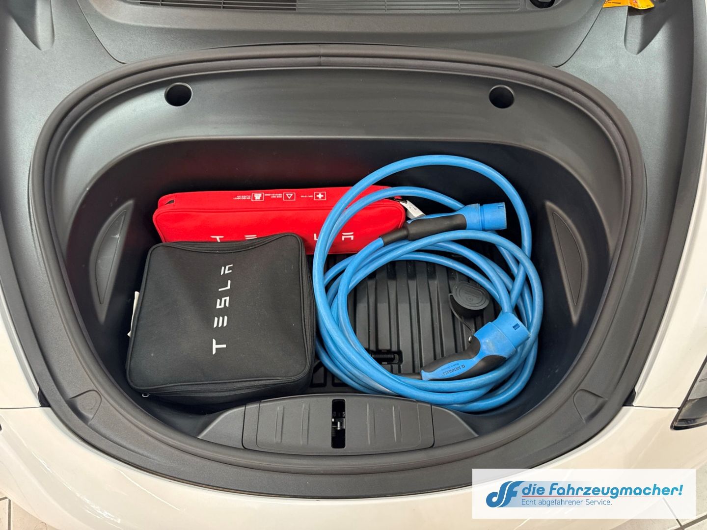 Fahrzeugabbildung Tesla Model 3 Basis RWD Soundsystem ACC El. Heckklappe