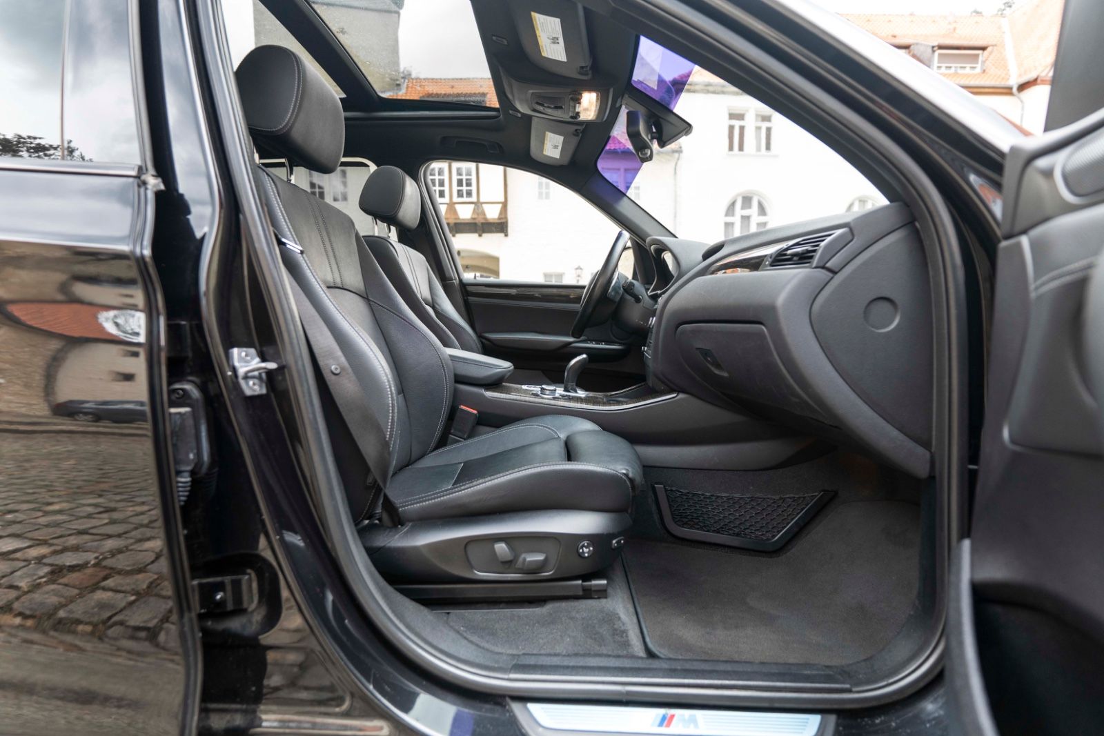 Fahrzeugabbildung BMW X3 xDrive35i M Sport HIFI KAM NAV SZH PANO M+S
