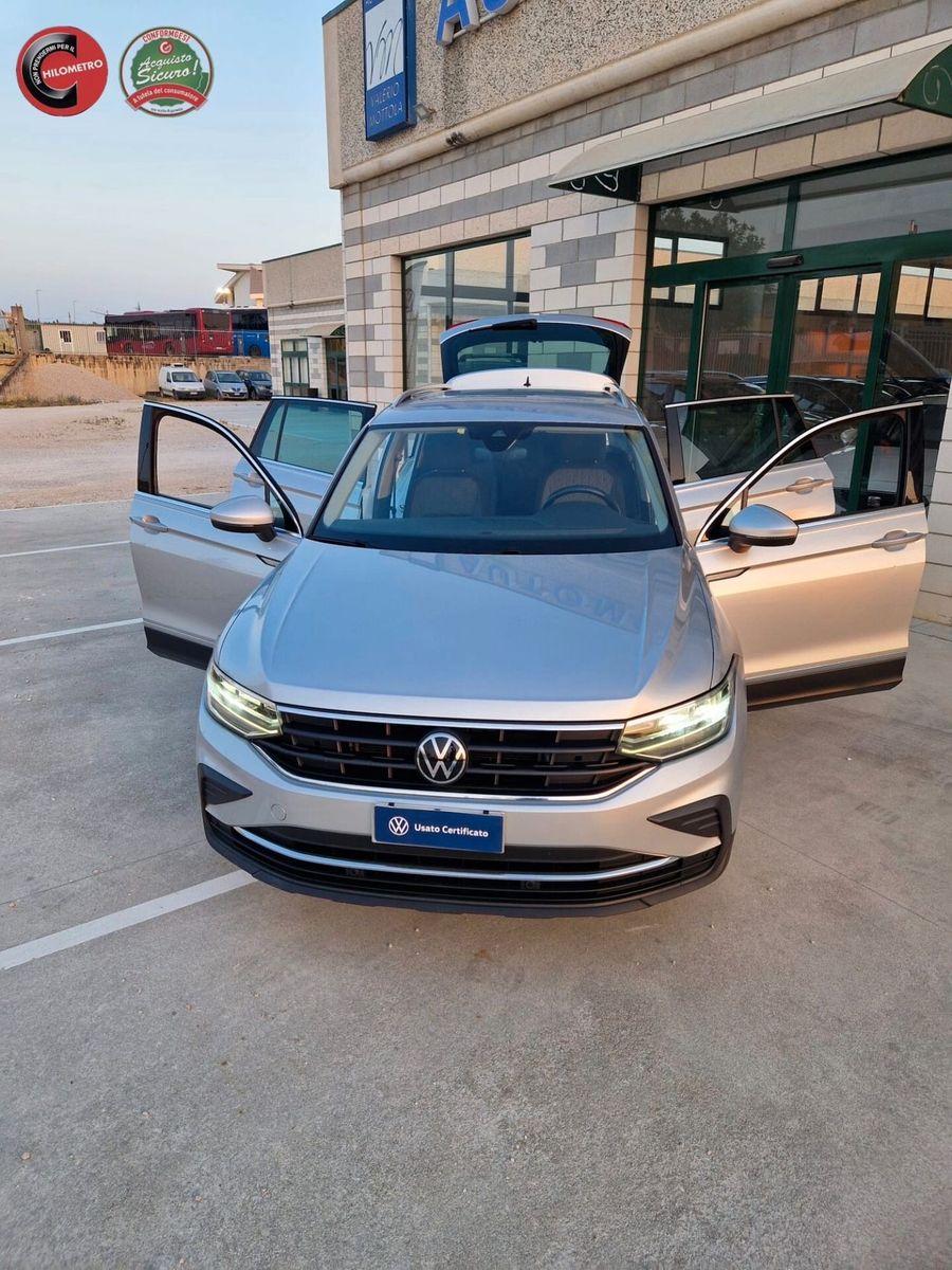 Volkswagen Tiguan - 1
