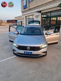 Volkswagen Tiguan - 1