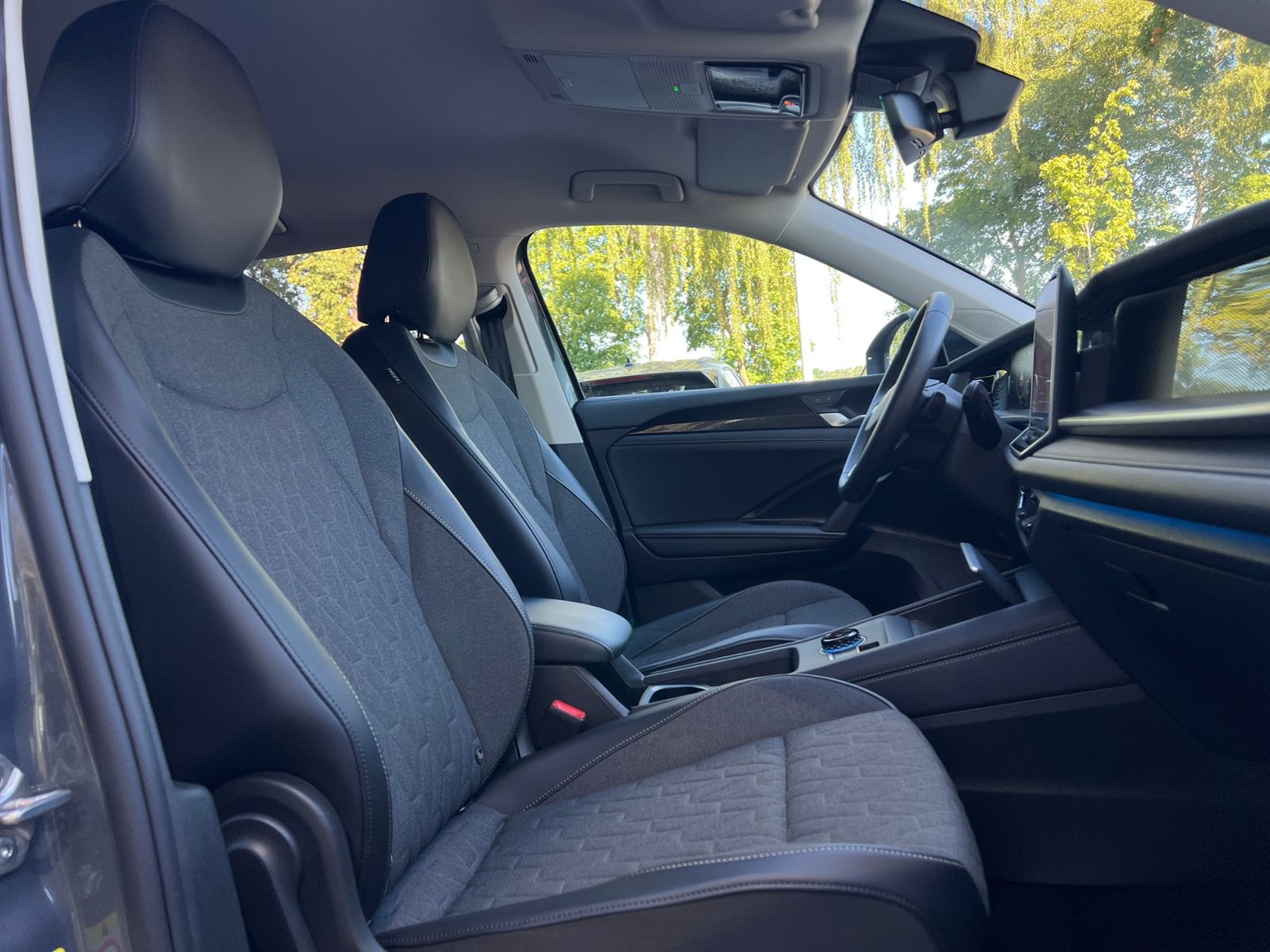 Fahrzeugabbildung Volkswagen Tayron LIFE 1.5 eTSI DSG *AHK, 7-Sitzer, LED, AC
