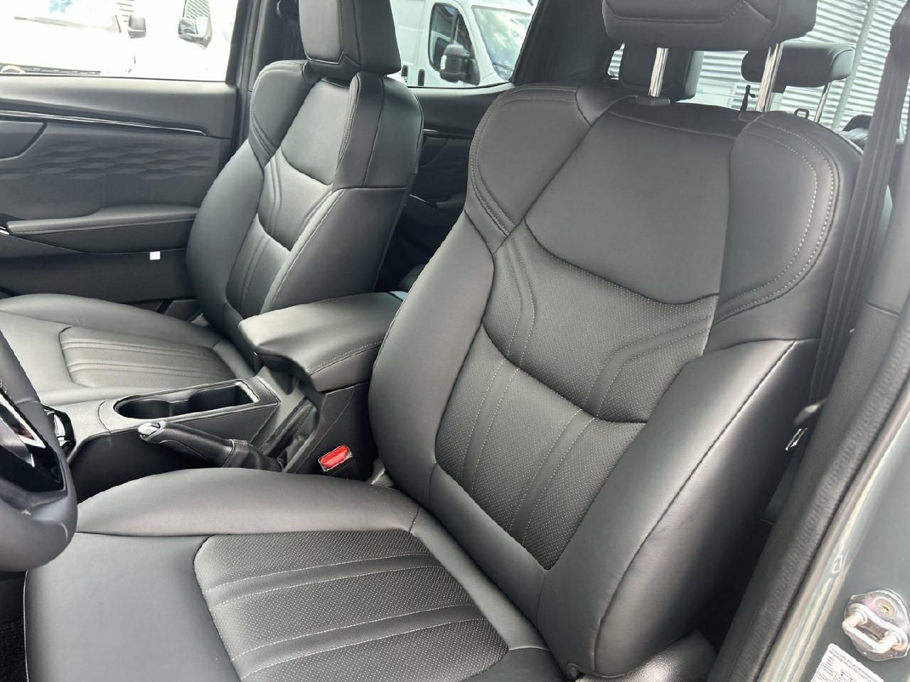 Fahrzeugabbildung Isuzu D-Max Space Cab 4WD V-CROSS 2,2