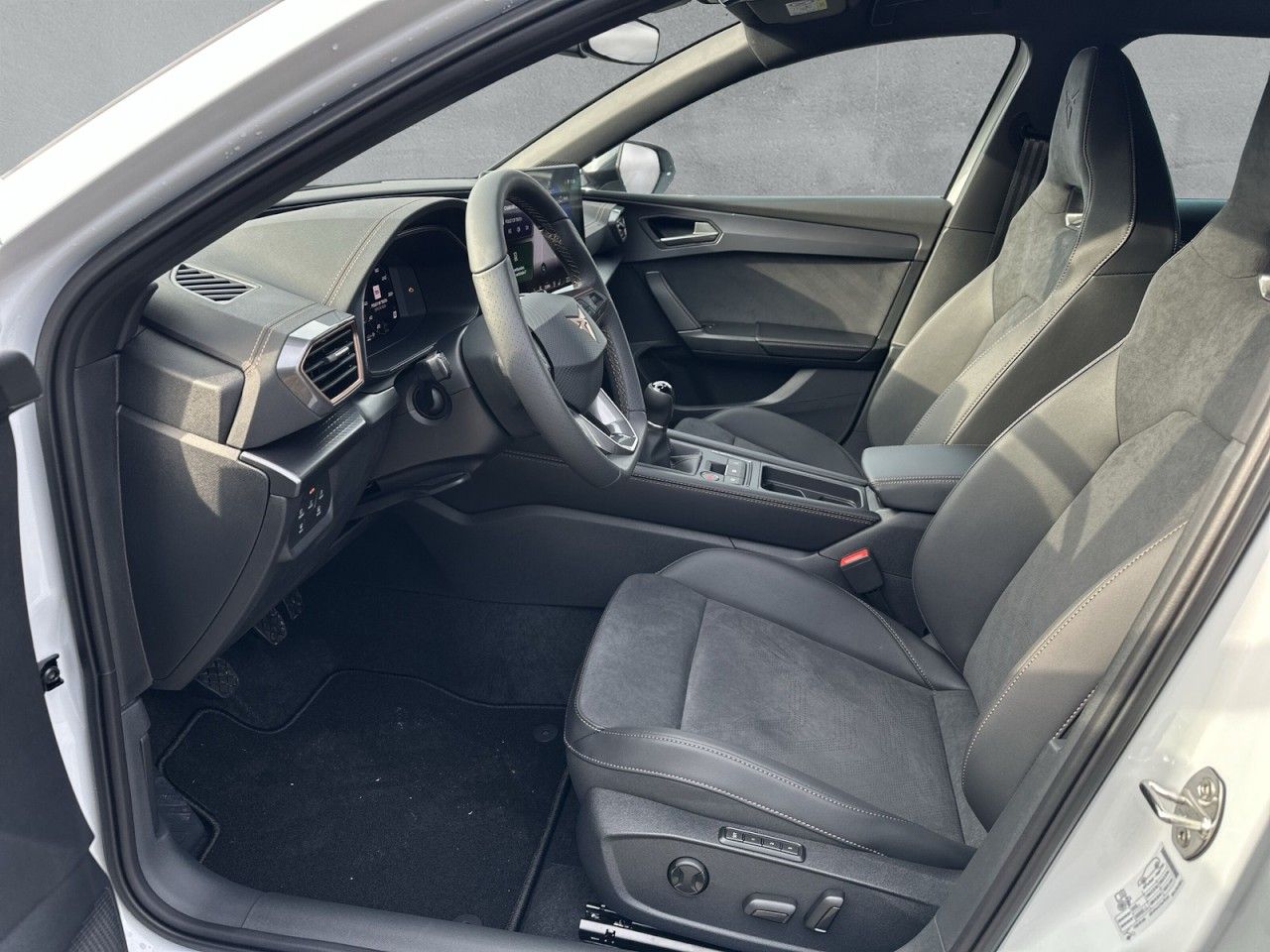 Fahrzeugabbildung CUPRA Leon Sportstourer 1.5 TSI 110 kW (150 PS) 6-Gang - mit KI generiert/bearbeitet