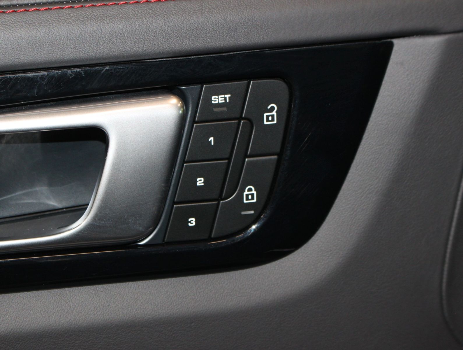 Fahrzeugabbildung Porsche Cayenne GTS Sport Chrono+Sport Design+HUD+ACC