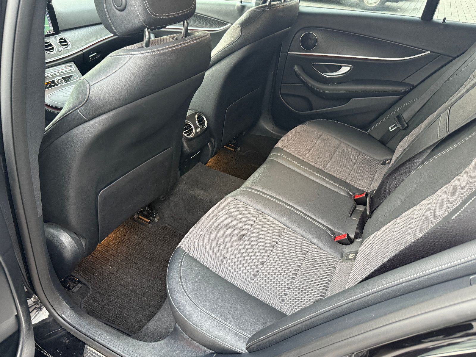 Fahrzeugabbildung Mercedes-Benz E 200 T Avantgarde NAVI KLIMAAUTO CAM LED SITZH.