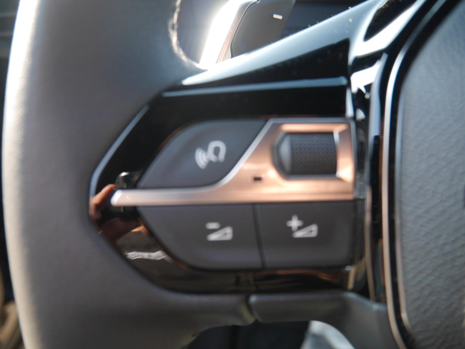 Peugeot 2008 Hybrid 145 LED/Navi/ACC/SHZ/360-Grad