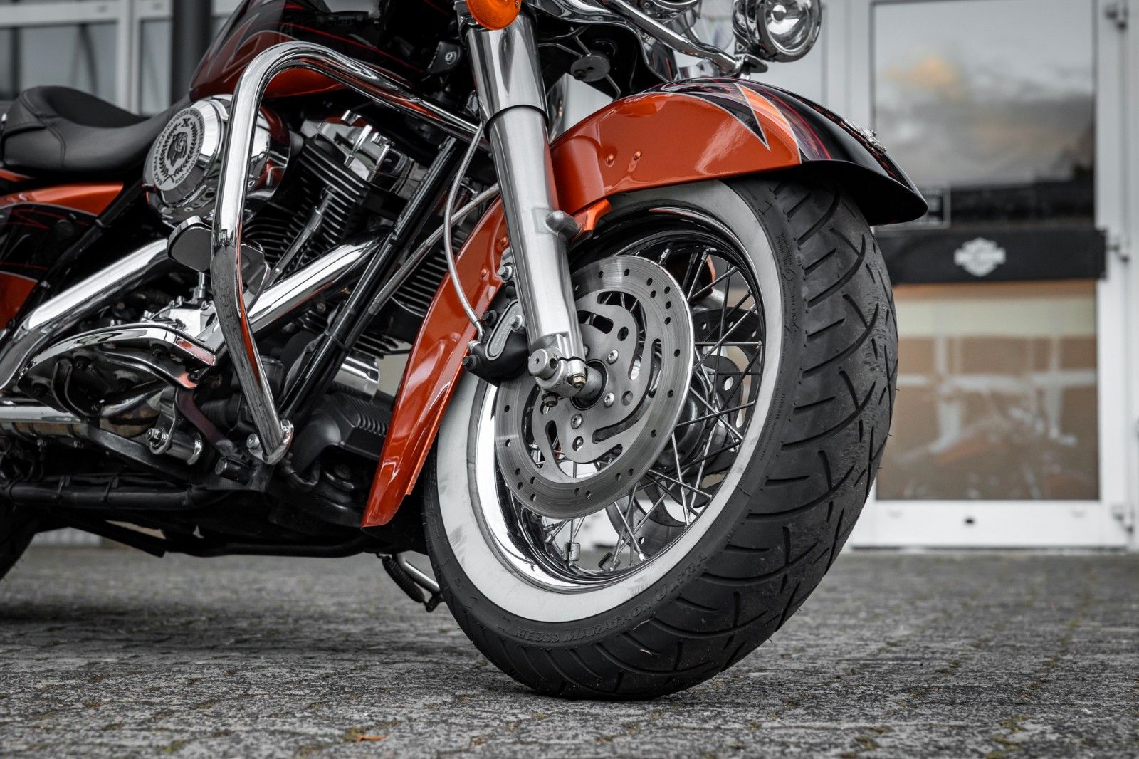 Fahrzeugabbildung Harley-Davidson FLHRC Road King Classic - BLACK BEAR - SELTEN