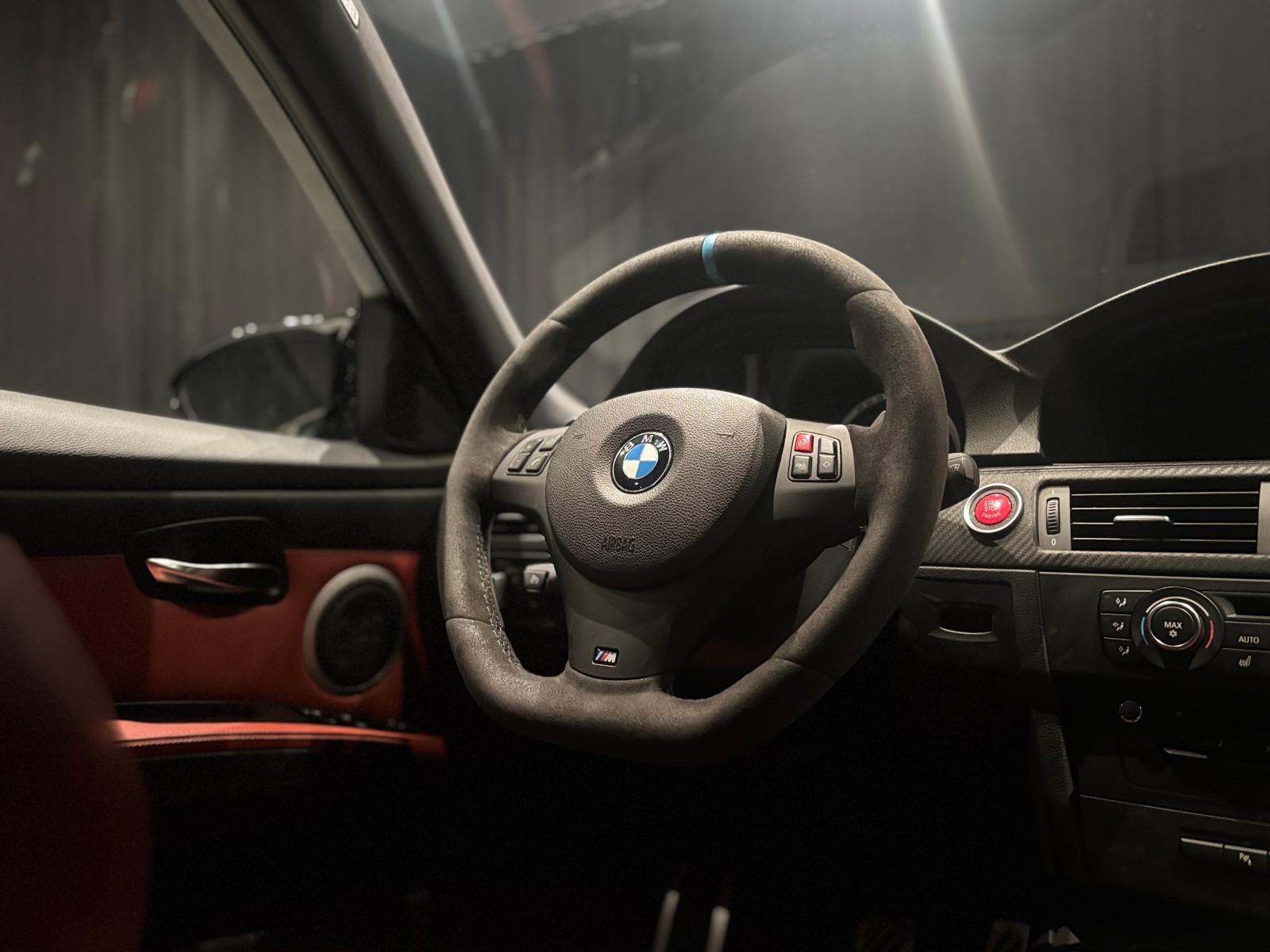 BMW M3 COMPETITION E90 4.0 V8 420ch DKG - ÉCHAPPEMENT M PERFORMANCE - CUIR NOVILLO ROUGE - AUDIO BMW INDIVIDUAL - SUSPENSION EDC - TOIT OUVRANT