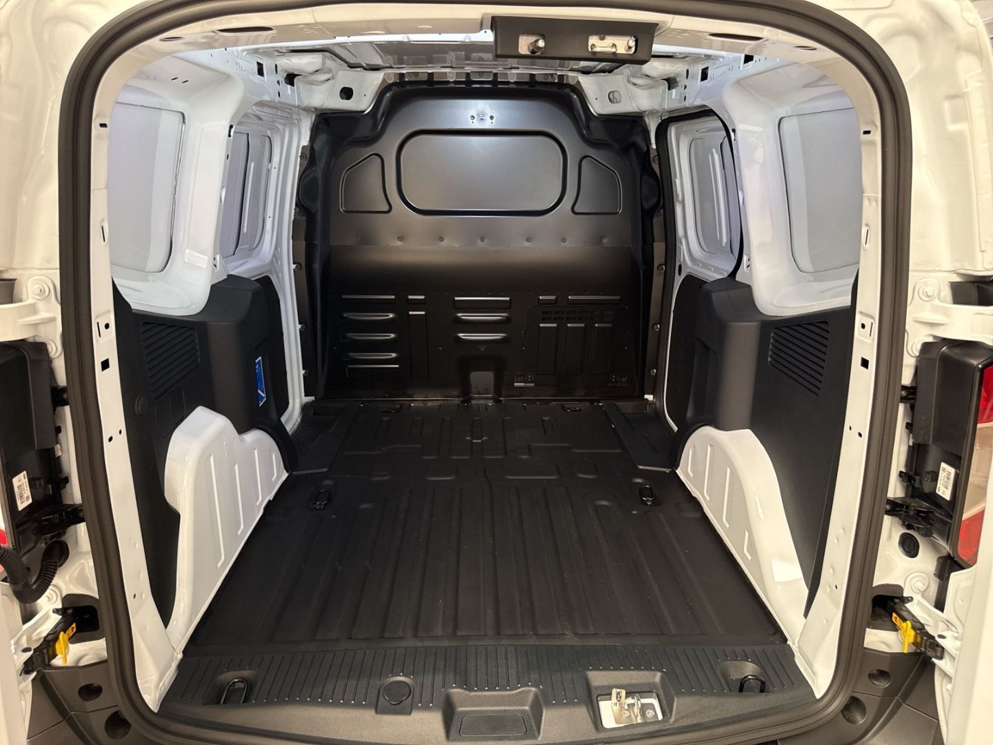 Fahrzeugabbildung Ford Transit Courier Trend AHK Apple CarPlay Android